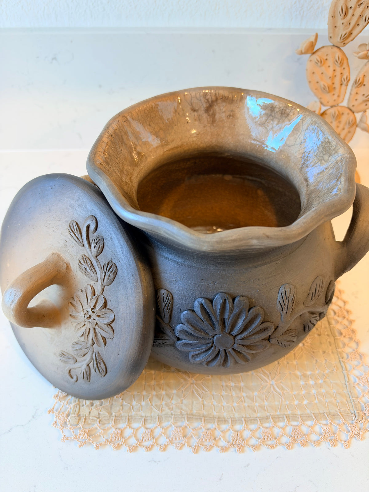 Olla de barro bordada / Clay pot bordada