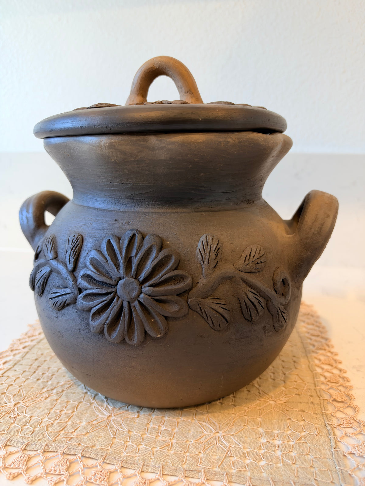 Olla de barro bordada / Clay pot bordada