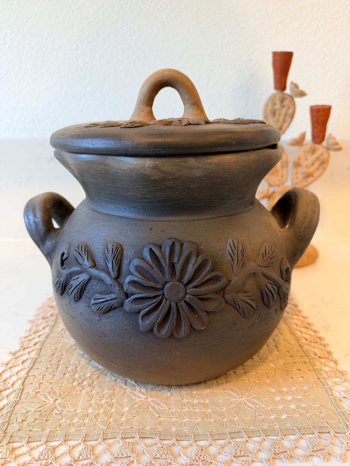 Olla de barro bordada / Clay pot bordada