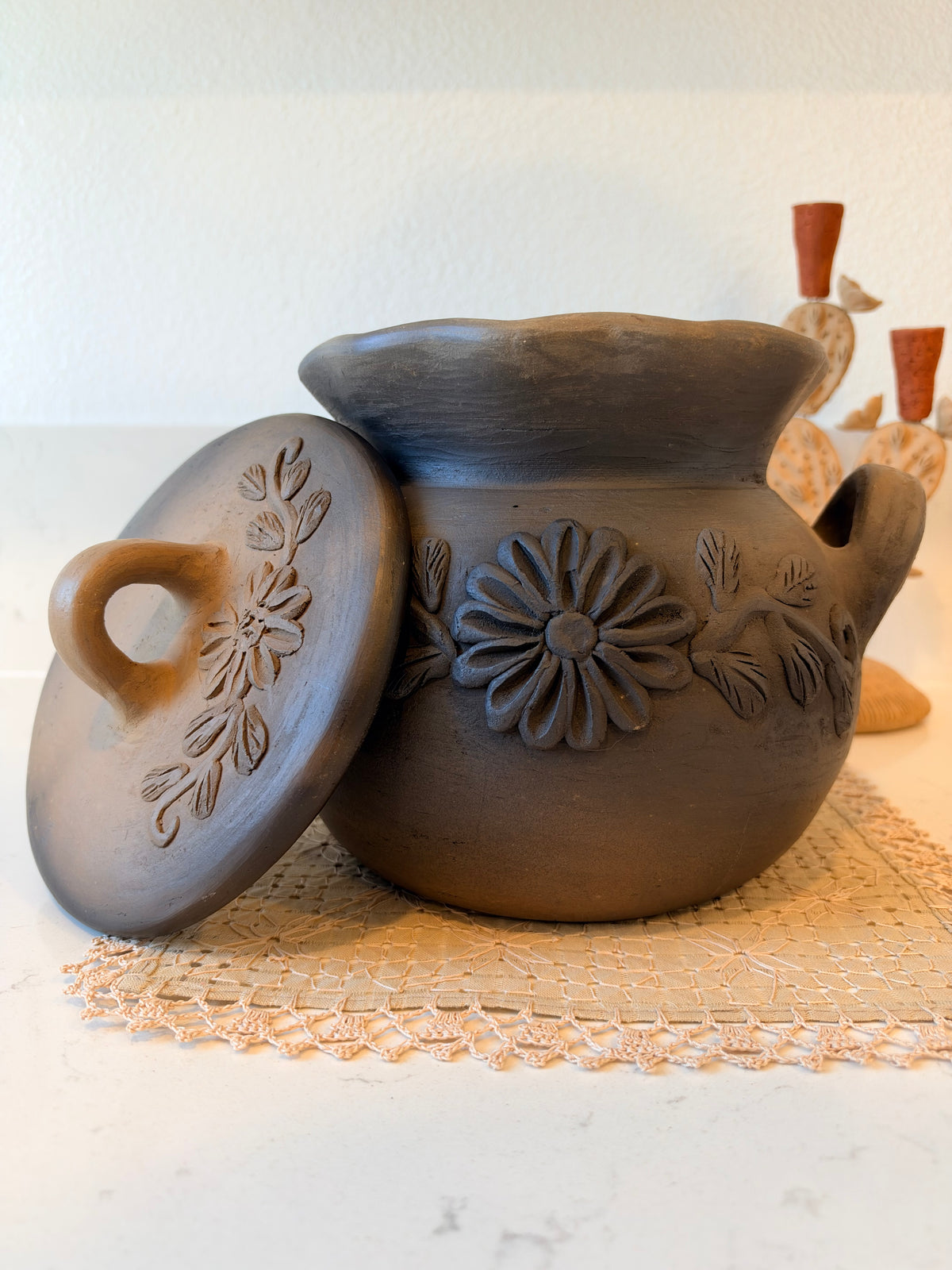 Olla de barro bordada / Clay pot bordada