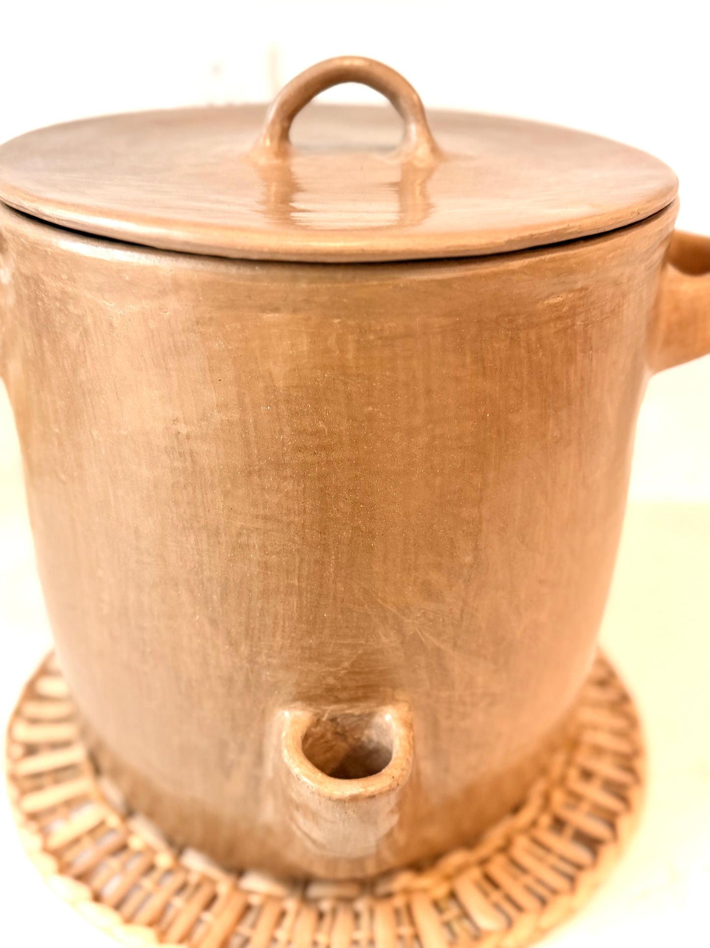 Tamalera de barro bruñido