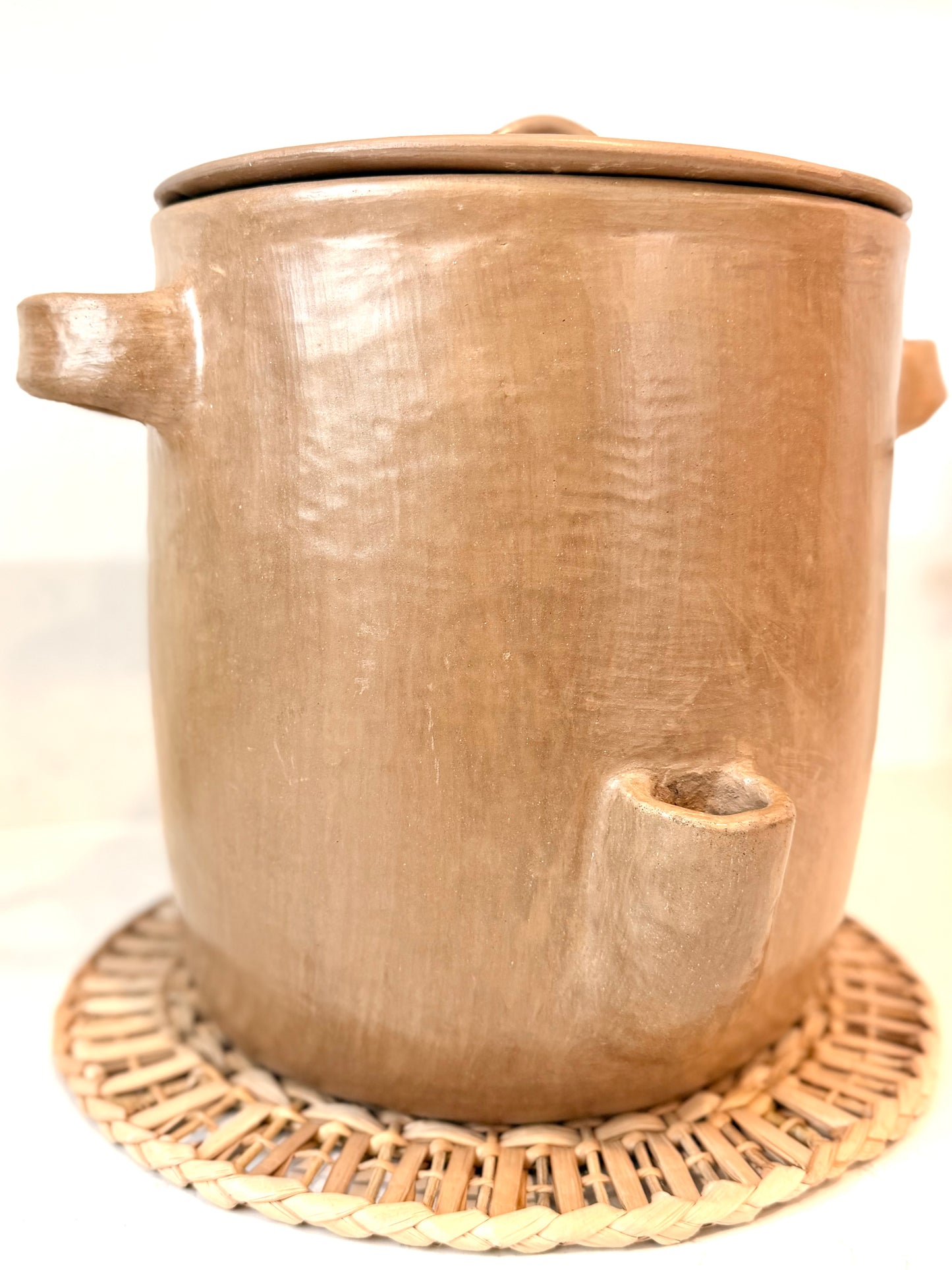 Tamalera de barro bruñido