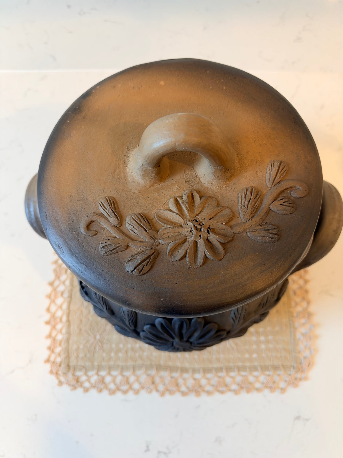 Olla de barro bordada / Clay pot bordada