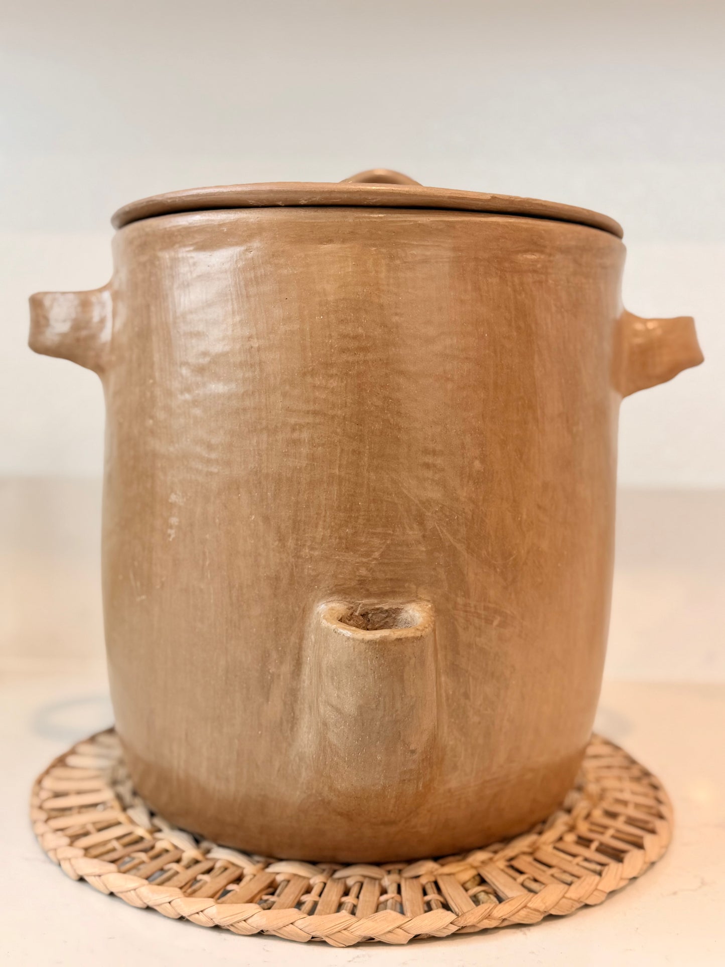 Tamalera de barro bruñido