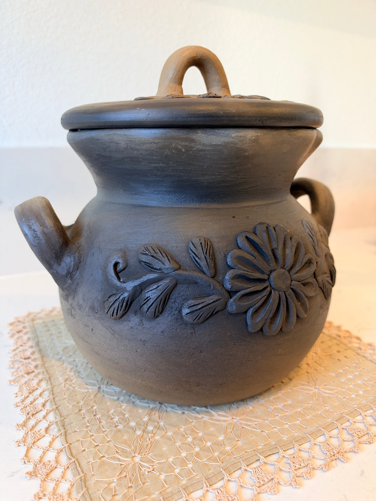 Olla de barro bordada / Clay pot bordada