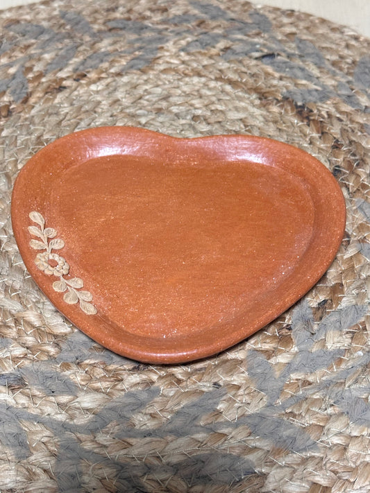 Plato bordado rojo  / Heart filigrana plate